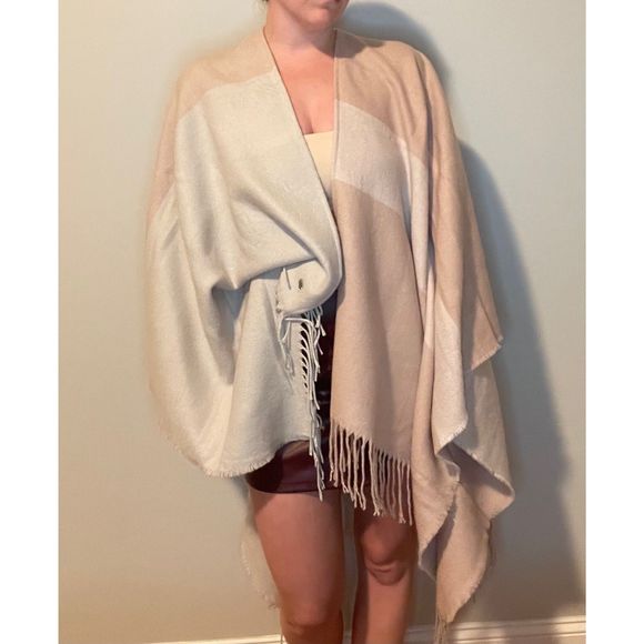 Soia and Kyo Poncho - Picture 2 of 5